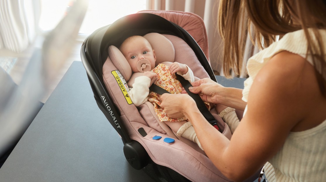 Wie sollte ein Baby in einem Babyschale sitzen?