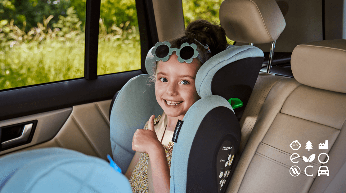 Ein kleines Mädchen sitzt auf einem Autositz.